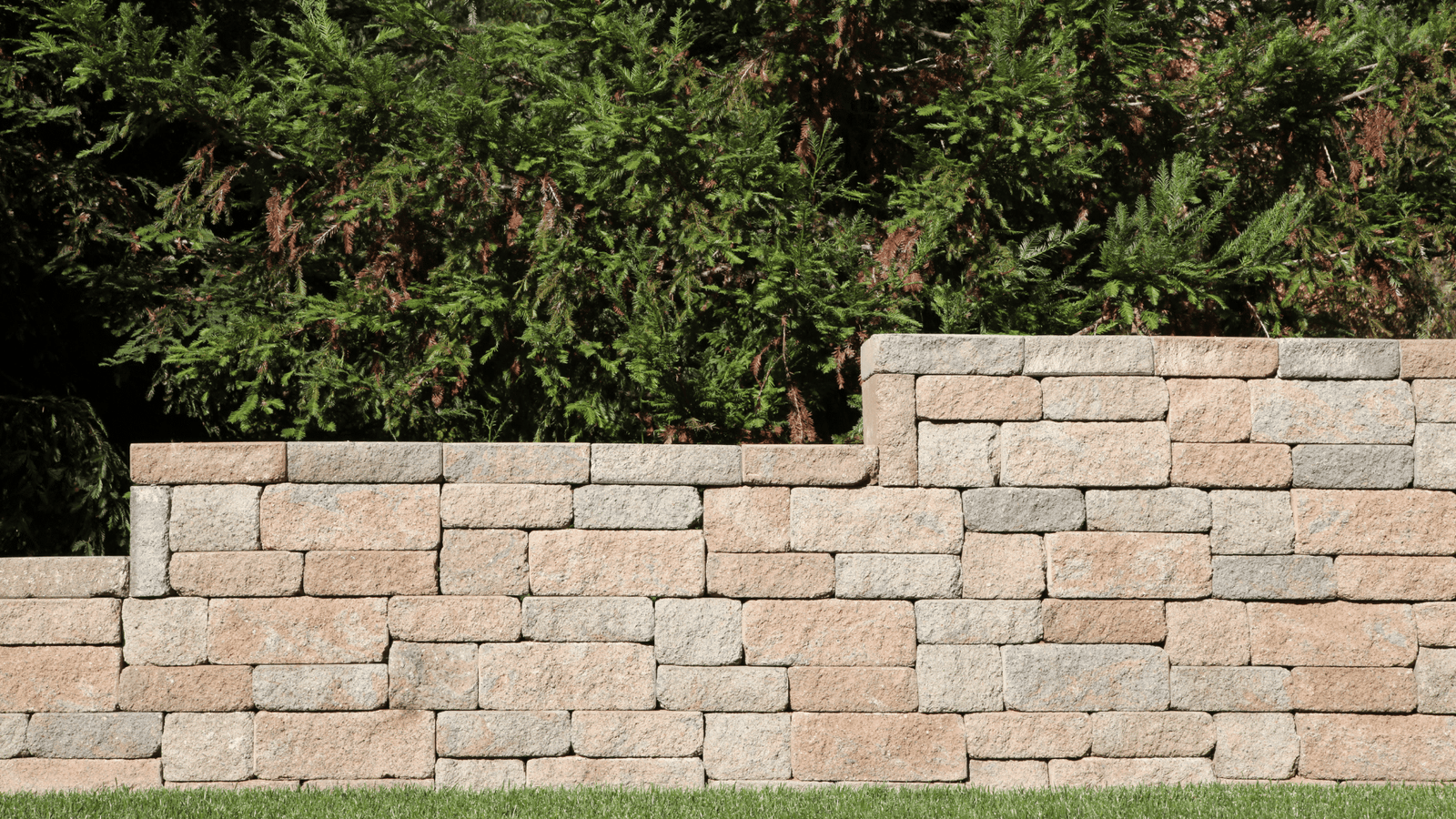 Concrete retaining wall
